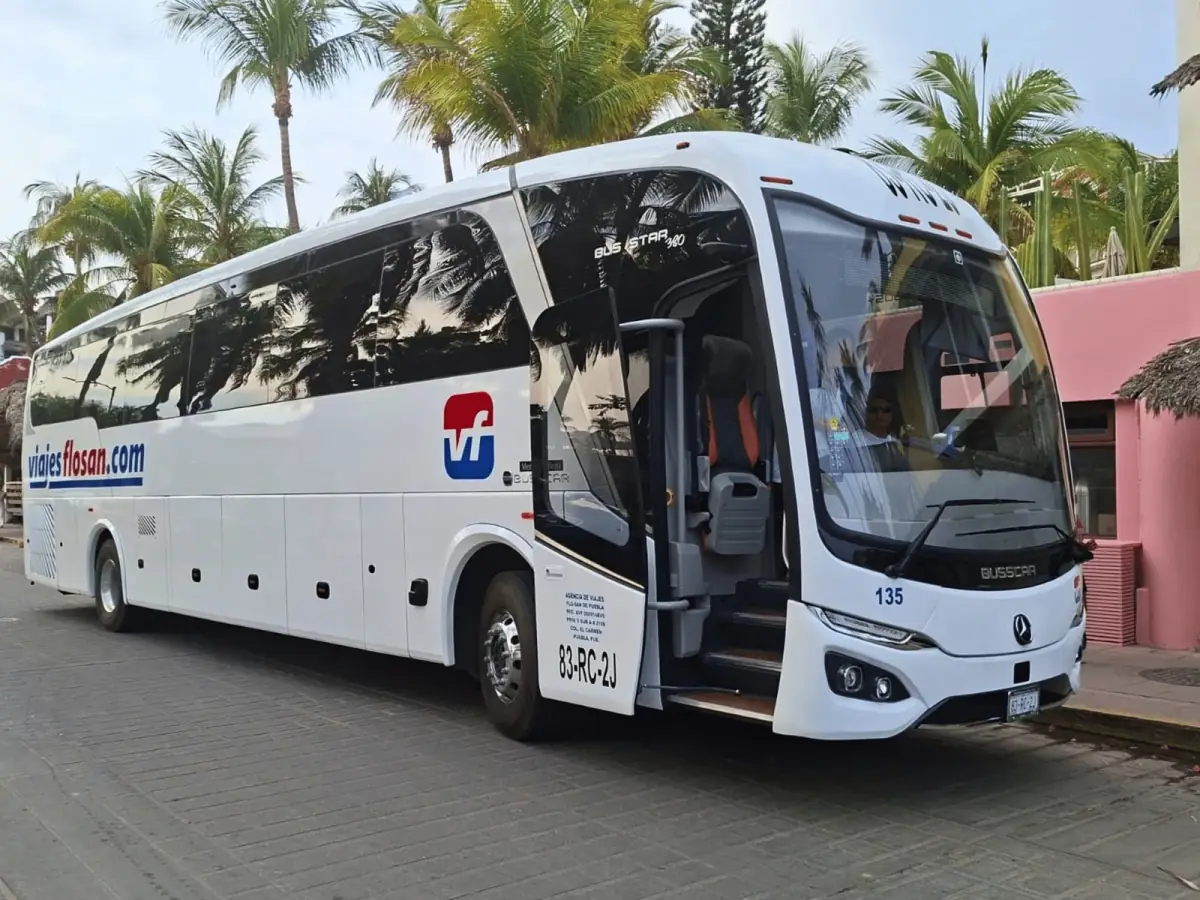 Autobús blanco con la puerta abierta