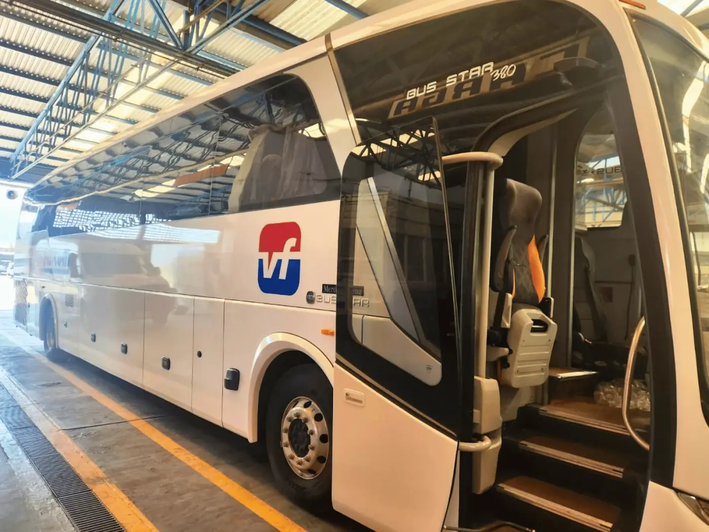 Acceso al autobús blanco