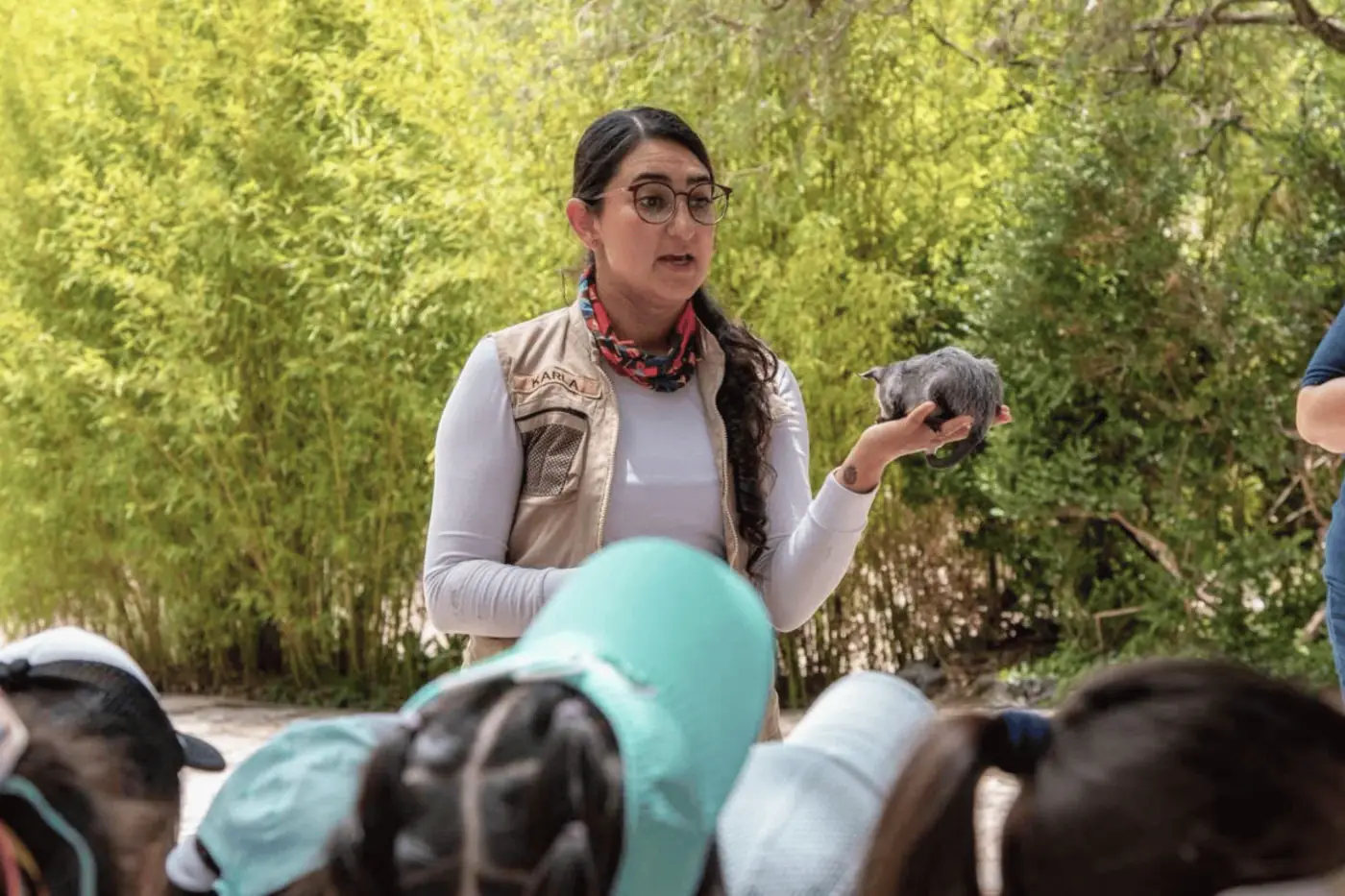 Instructora explicando