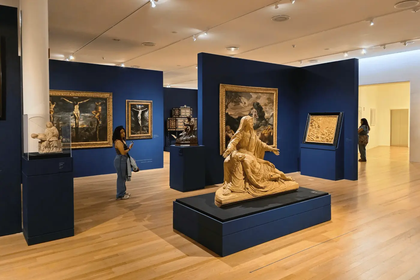Escultura y cuadros de arte