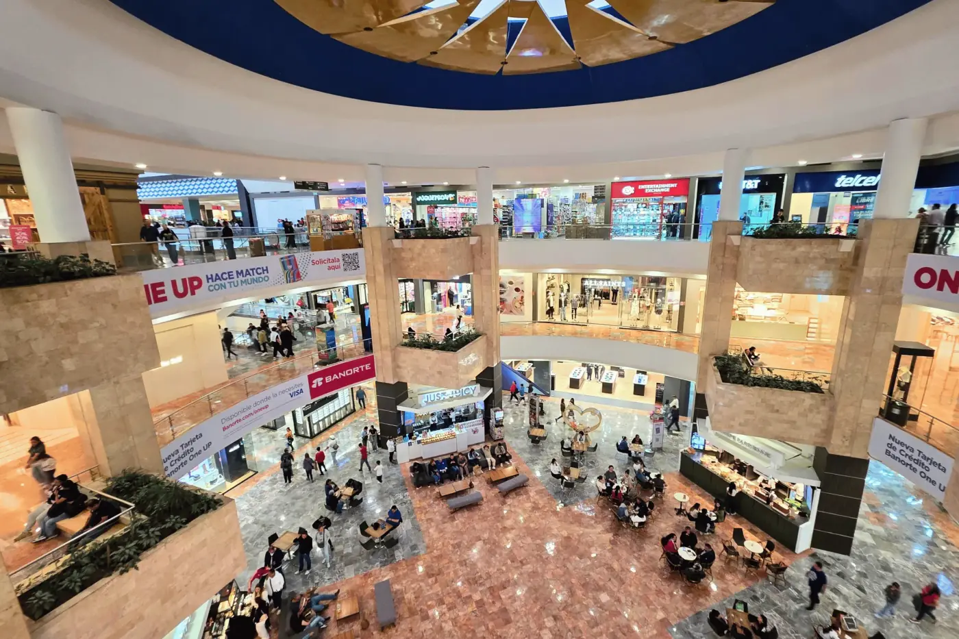 Interior del centro comercial