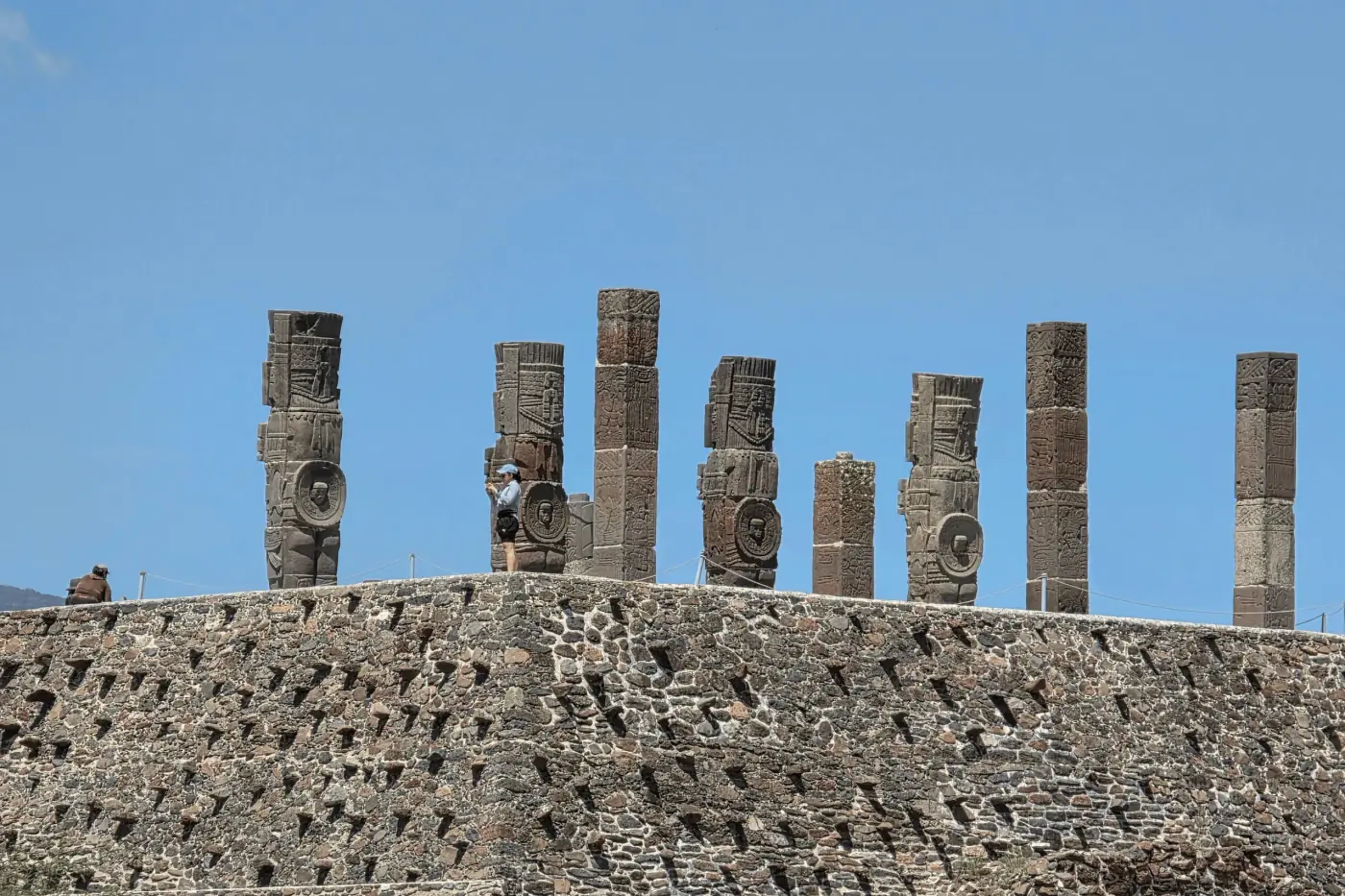 Vista de lejos de los Atlantes de Tula