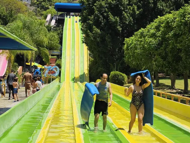Pareja en el tobogan Racer