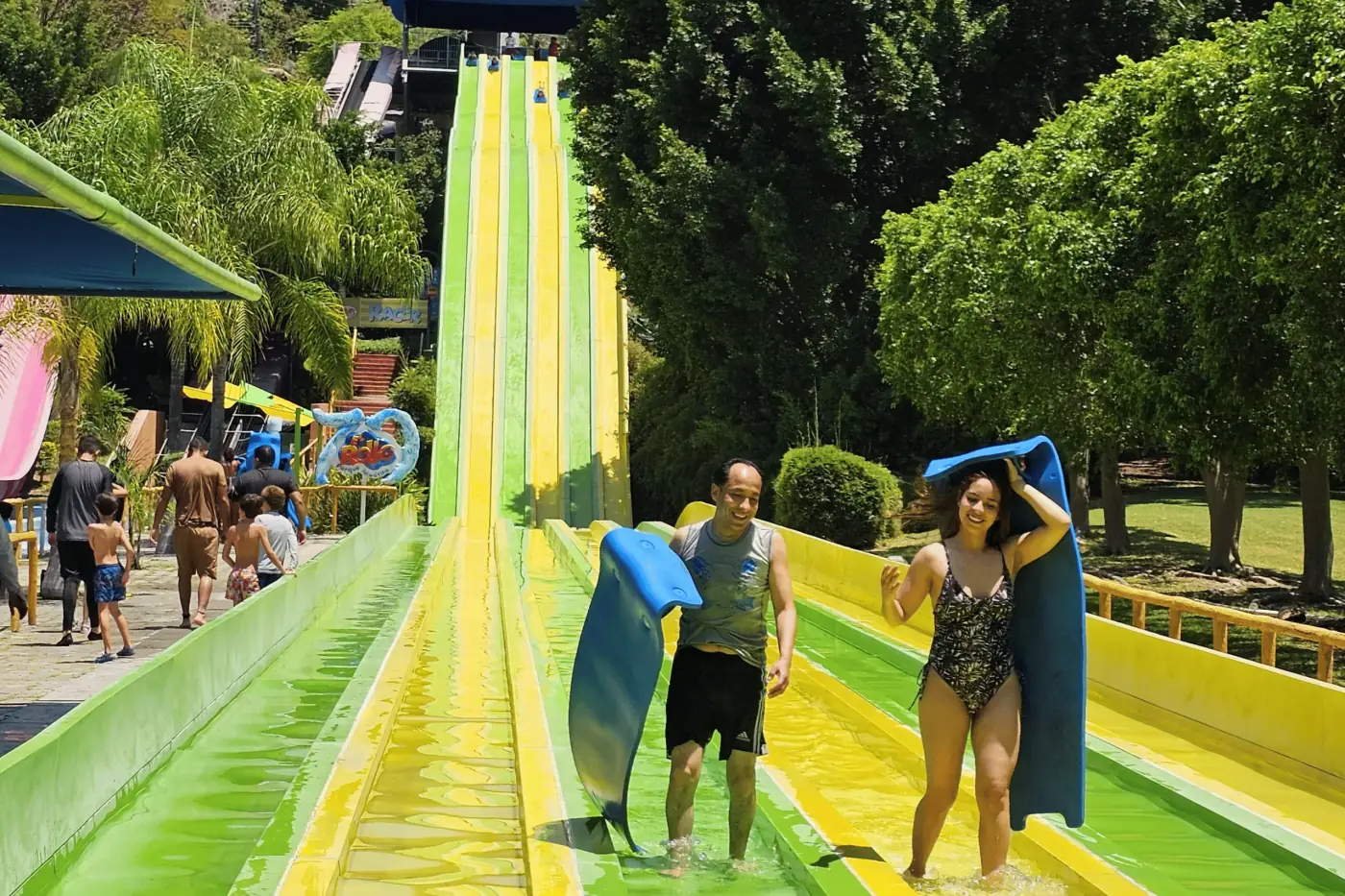 Pareja en el tobogan Racer