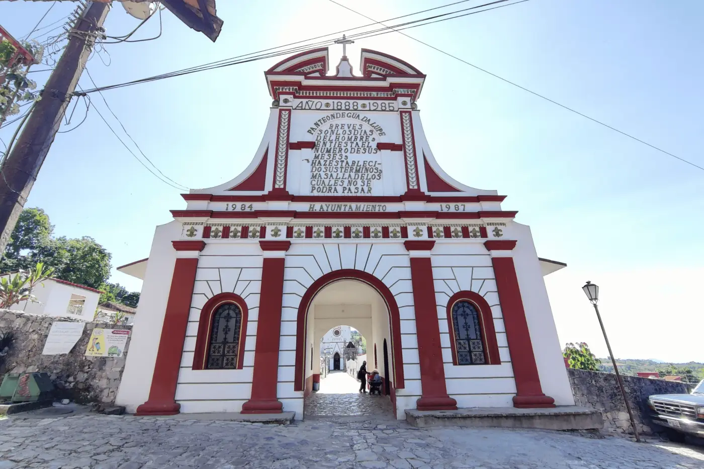 Entrada al panteón e iglesia
