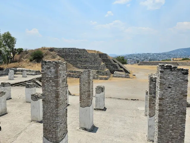 Vista a basamento piramidal