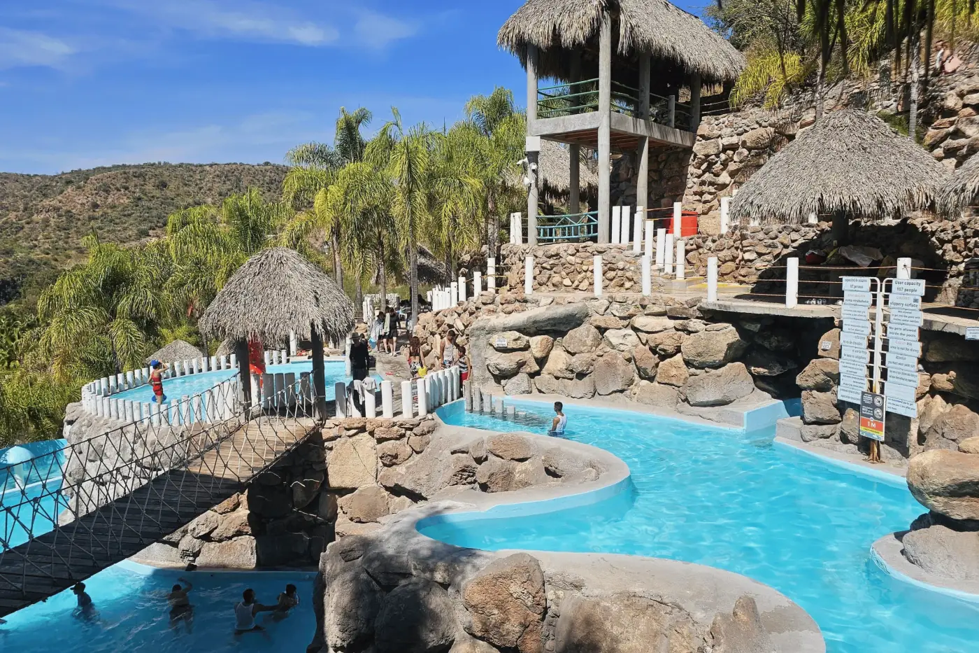 Alberca superior y puente