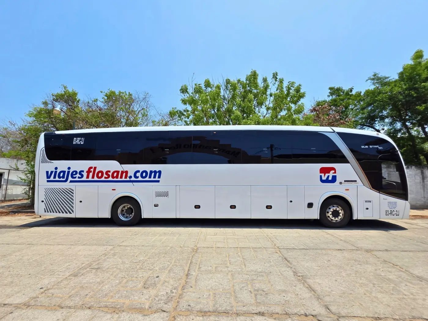 Autobús blanco, de costado