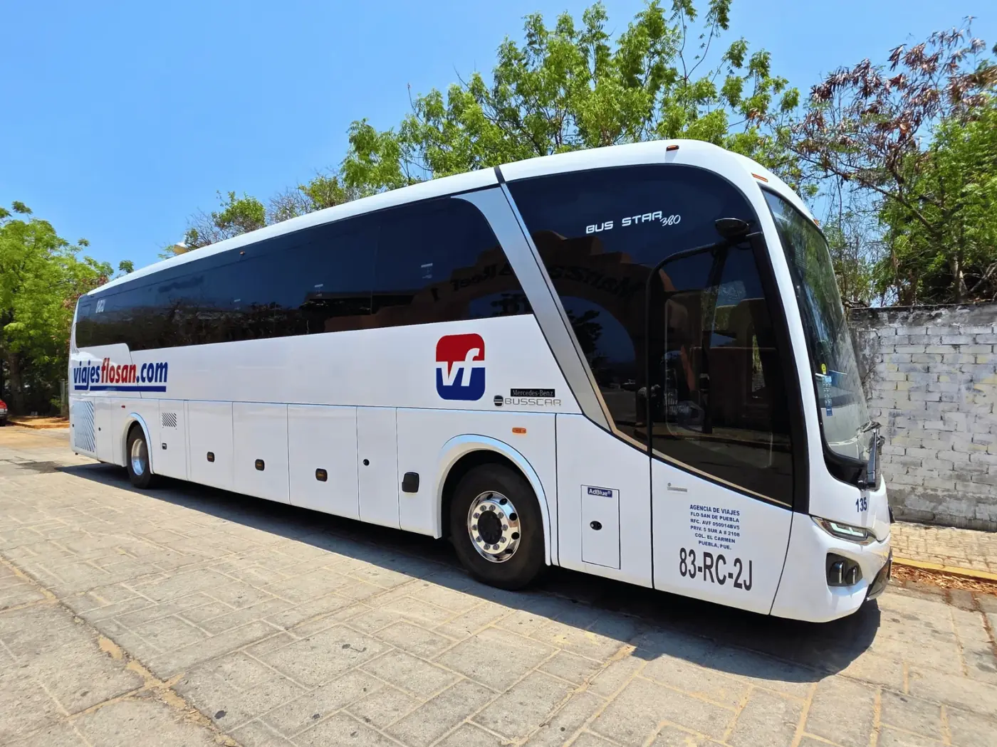 Autobús blanco, de frente