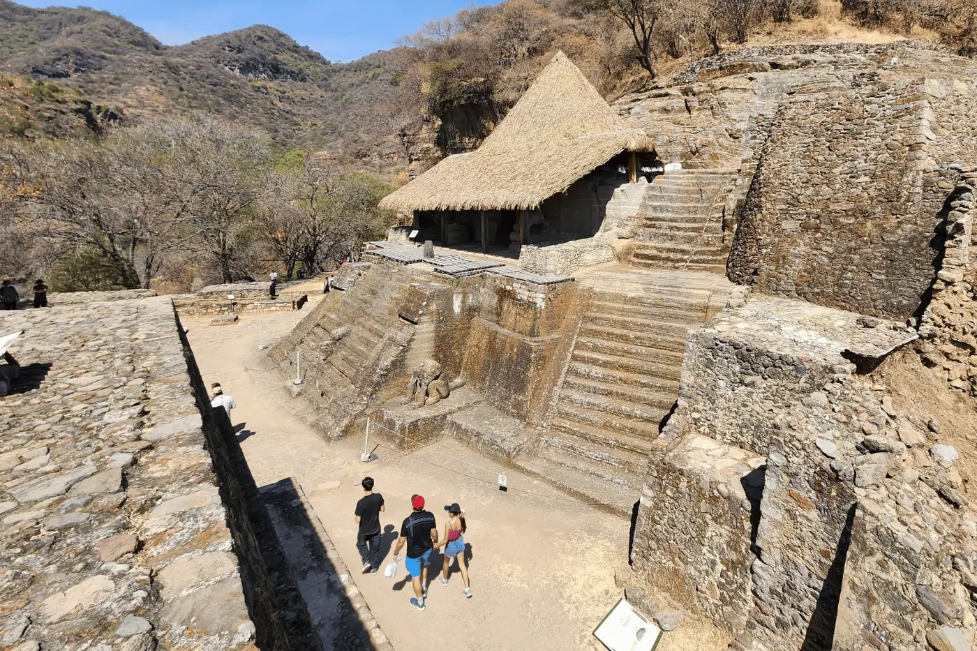 Recorriendo la zona arqueológica