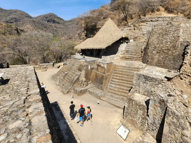 Recorriendo la zona arqueológica