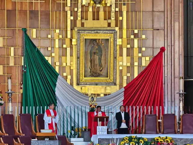 Sacerdote celebrando la Santa Misa