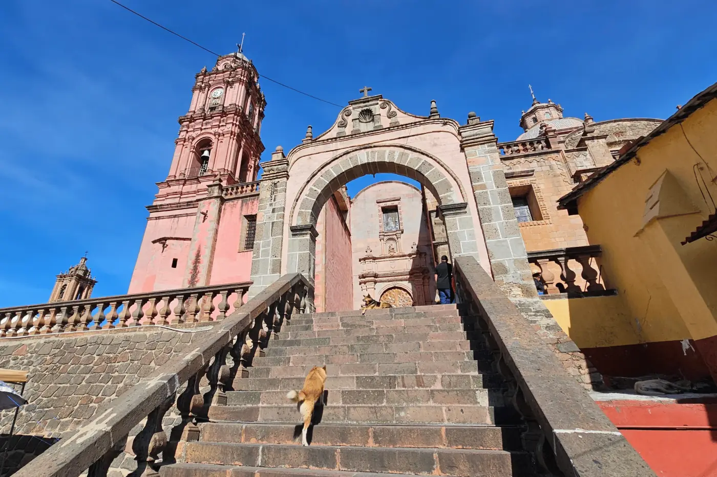 Escaleras al atrio