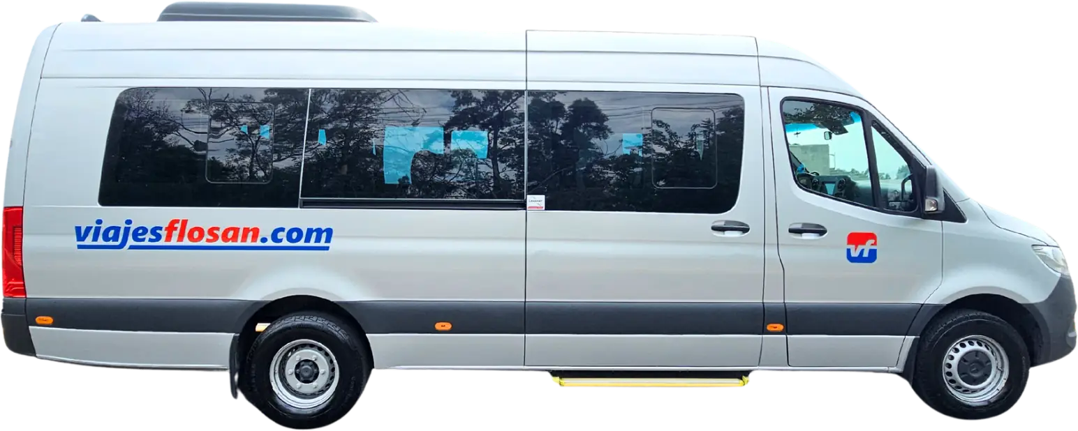 Camioneta Mercedes-Benz Sprinter blanca de Viajes Flosan, vista de costado, con el nombre del sitio rotulado