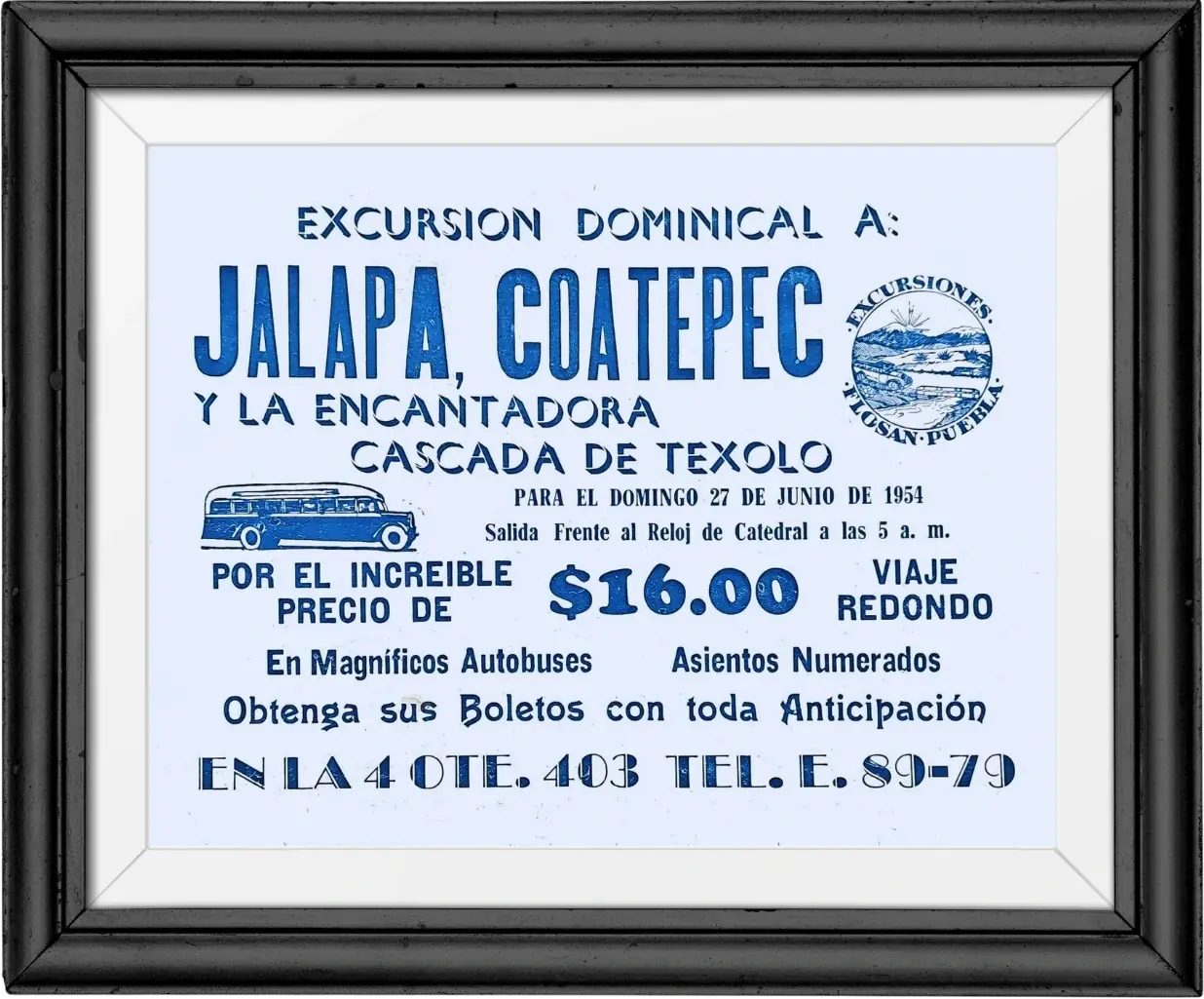 Cartel azul «Excursión dominical a Jalapa, Coatepec y la encantadora cascada de Texolo», domingo 27 de junio de 1954, por $16.00 viaje redondo