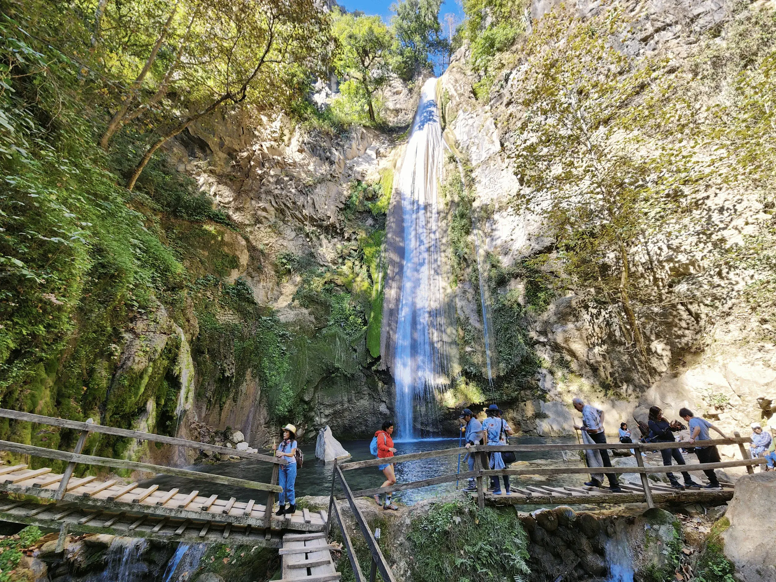 Puente en la cascada