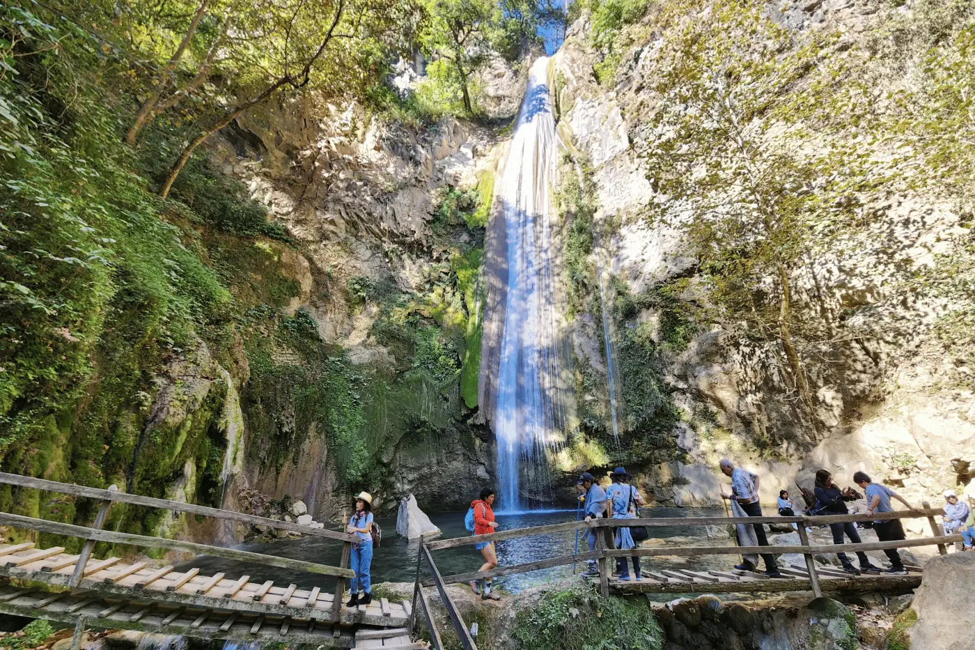 Puente en la cascada