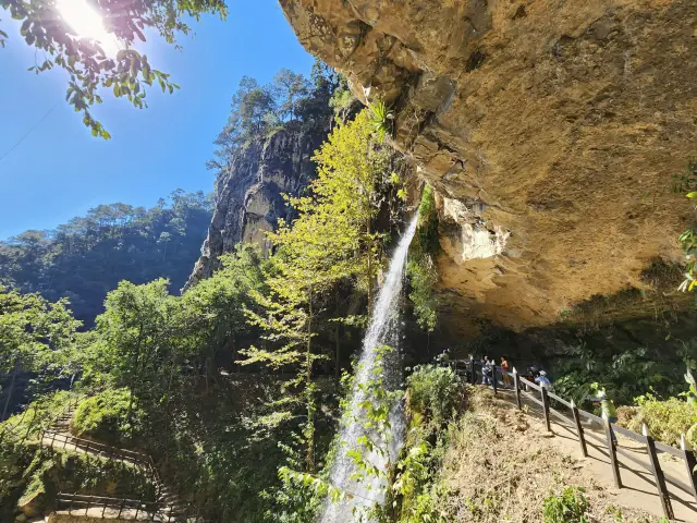 Sendero bajo la cascada
