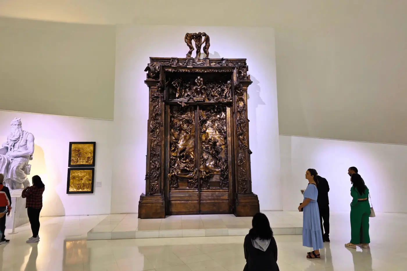 Obra de arte: Una puerta de madera tallada
