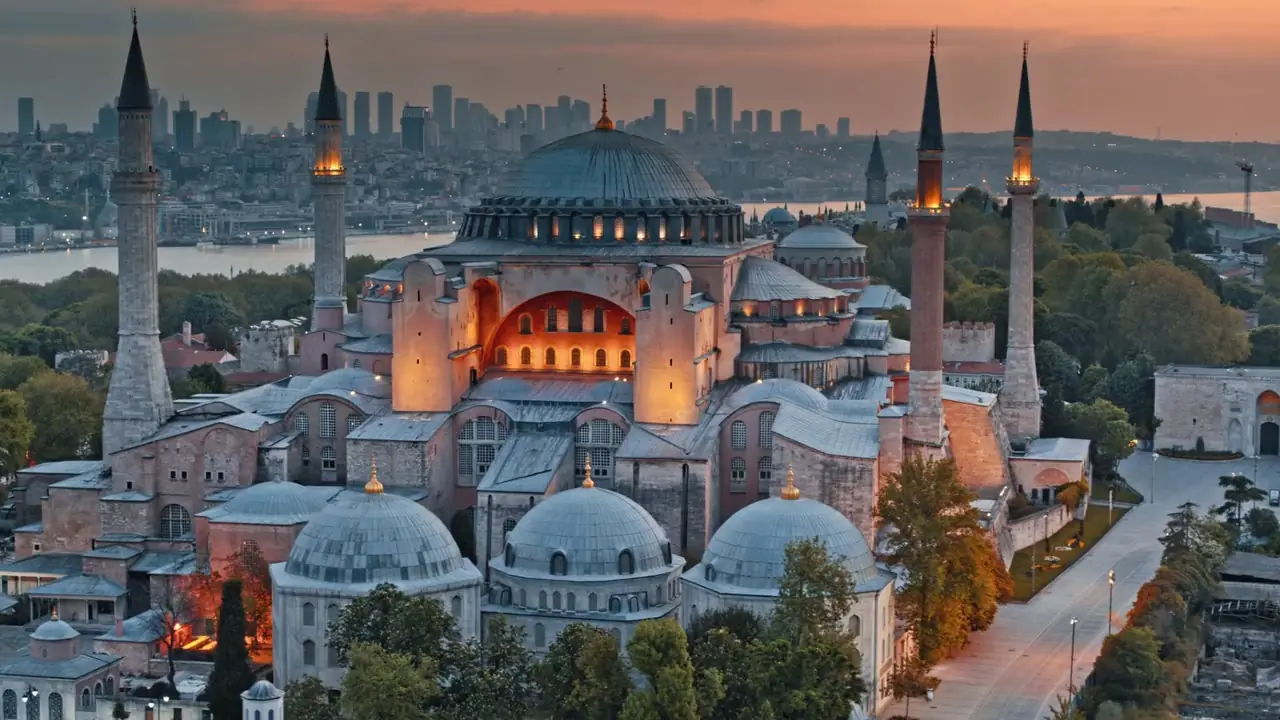 Santa Sofía en Estambul al atardecer, uno de los destinos del circuito Magia Turca